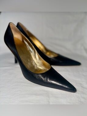 Beautiful DOLCE & GABBANA Black Kid Leather Pointed-Toe Women's Pumps
Sz 40